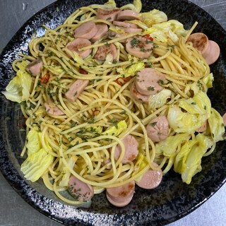 魚肉ソーセージとキャベツのペペロンチーノ